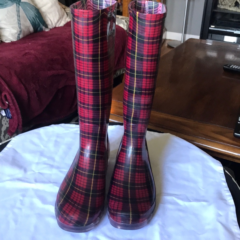 Great, plaid rubber rain boots! Never worn!